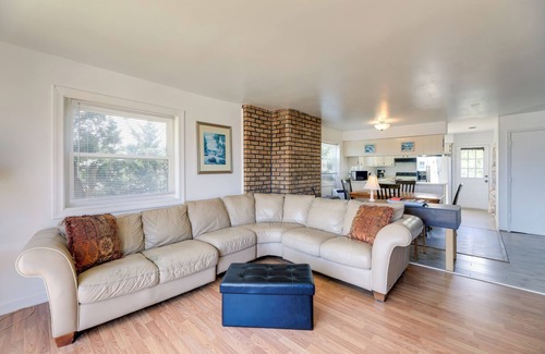 Emerald Isle Condo | 'West of the Moon' Ocean Apt w/Beach Access!