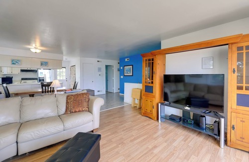 Emerald Isle Condo | 'West of the Moon' Ocean Apt w/Beach Access!