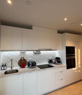 Coombe Hill Apartment | West Wimbledon, 2 Bedroom Luxury Stay, Gym, Free Parking