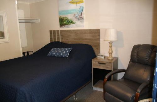 Clayton Hotel | West Winds Motel & Cottages