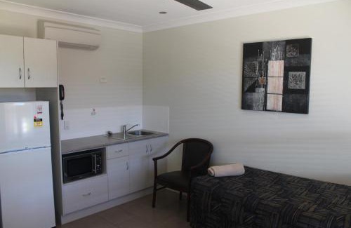 Emerald Hotel | Western Gateway Motel and Apartments