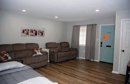 Lexington Apartment | Western Themed 1 bedroom, great location.