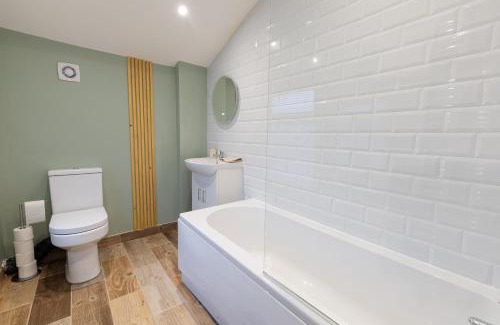 Runcorn Apartment | 'Weston House' Newly Renovated Family and Workspace Business Cosy Home in Runcorn, Cheshire ENTIRE HOUSE