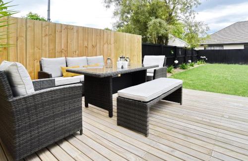 Saint Albans House | Weston Villa - Spacious & family Friendly - Bookahome