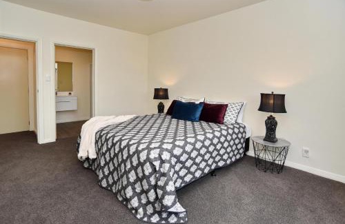 Saint Albans House | Weston Villa - Spacious & family Friendly - Bookahome