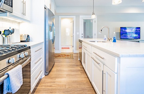 Kansas City Condo | Westport Loft Above Shops w/Private Entrance!