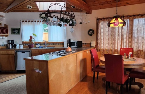 Friday Harbor Cottage | WESTSIDE Ocean View Vacation Home HOT TUB, available YEAR ROUND