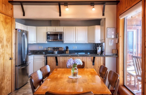 Caspar House | Whale Song - one of the Mendocino Coast's finest offerings
