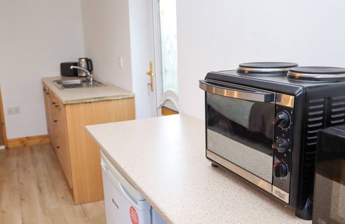 Fethard on Sea Cottage | WHEATFIELD LODGE, pet friendly in Fethard-On-Sea, County Wexford