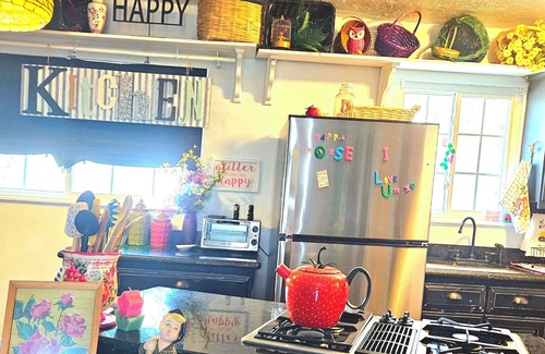 Midwest City Cottage | Whimsical 3 bd cottage for families and pets. Sleeps 7, free wifi/snacks
