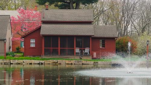 Dundee House | Whimsical Cottage w/Pond View