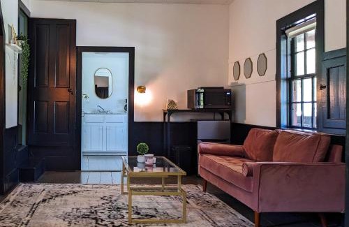Dundee House | Whimsical Cottage w/Pond View