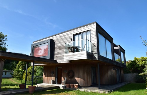 Hastings House | Whispering Reeds: Pett Level - Peaceful beachside escape with seaview glimpses