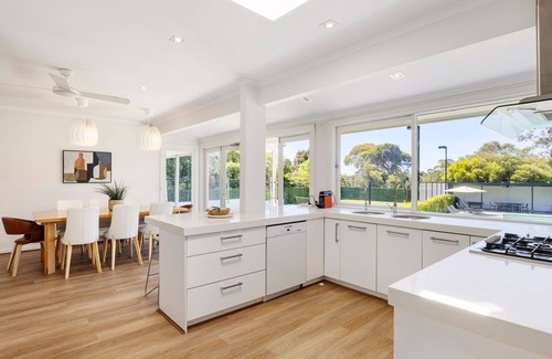 Mount Eliza House | Whispering Woodlands with Pool and Tennis Court