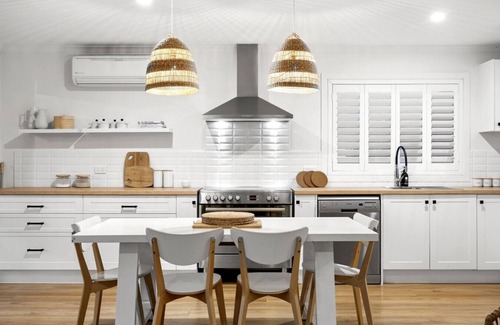 The Honeysuckles House | White Cottage on 90 Mile Beach