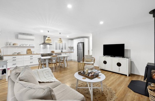 The Honeysuckles House | White Cottage on 90 Mile Beach