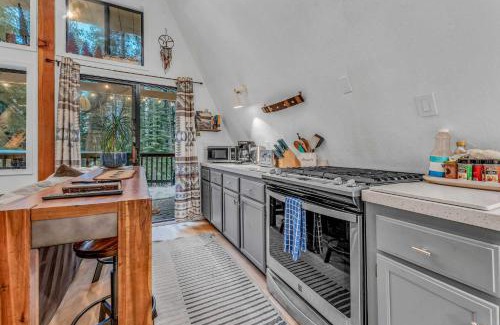 Pla-Vada Woodlands House | White Fir Chalet Dog Friendly Cabin in the Woods