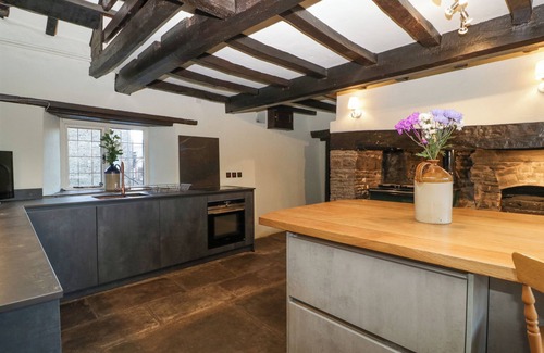 Longtown Cottage | WHITE HAYWOOD FARMHOUSE, pet friendly, with hot tub in Craswall