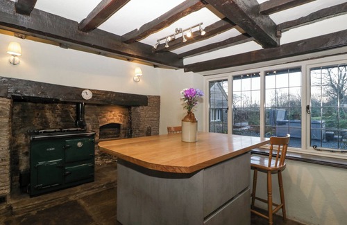 Longtown Cottage | WHITE HAYWOOD FARMHOUSE, pet friendly, with hot tub in Craswall
