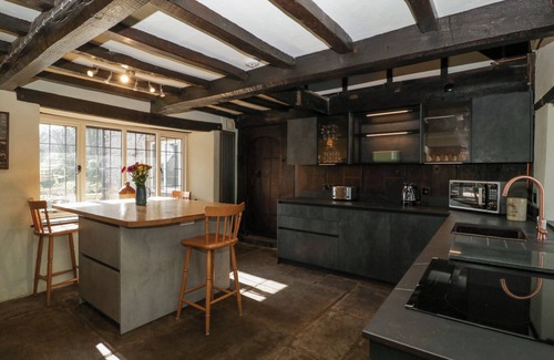 Longtown Cottage | WHITE HAYWOOD FARMHOUSE, pet friendly, with hot tub in Craswall