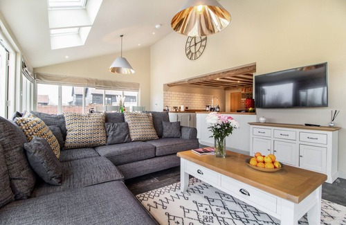 Halesworth House | White House Lodges - Dragonfly