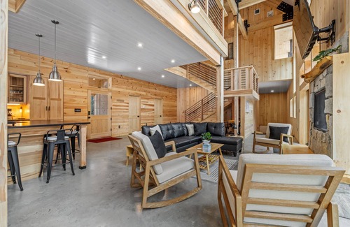 Conway House | White Mountain Cabin w/Hot Tub Near Saco River