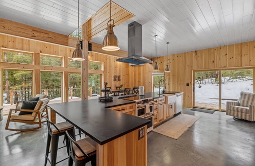Conway House | White Mountain Cabin w/Hot Tub Near Saco River