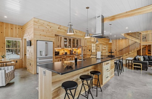 Conway House | White Mountain Cabin w/Hot Tub Near Saco River