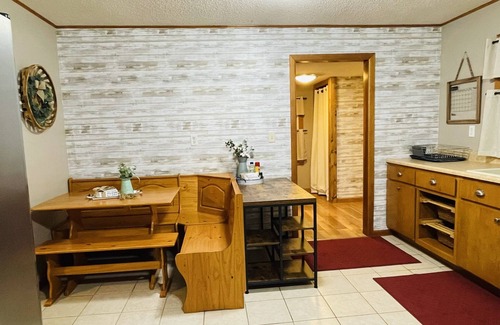 Highland  Vermillion County Cottage | White Oak Cottage and Wi-Fi! Celebrate the holidays in our country cottage!