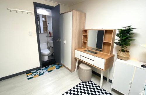 Mok-dong House | white room private bathroom Red Panda Guesthouse