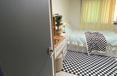 Mok-dong House | white room private bathroom Red Panda Guesthouse