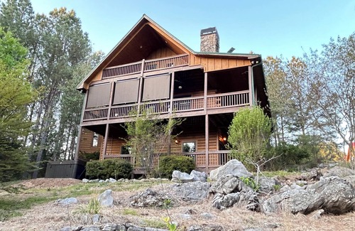 Ocoee Cabin | White water cabin is cozy, quiet and peaceful environment that is relaxing.
