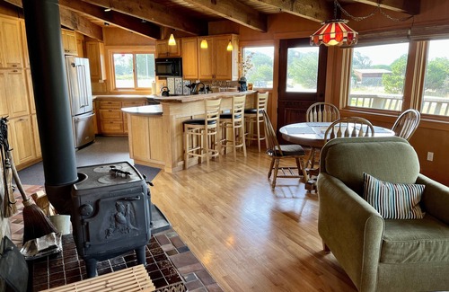 Caspar House | White water ocean views, starry night skies, hot tub, and more!