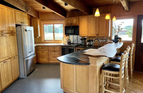 Caspar House | White water ocean views, starry night skies, hot tub, and more!