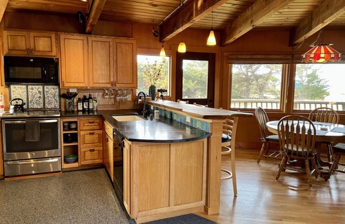 Caspar House | White water ocean views, starry night skies, hot tub, and more!