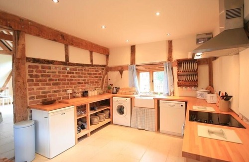 Dymock Cottage | WHITES FARM BARN, family friendly, with a garden in Ledbury