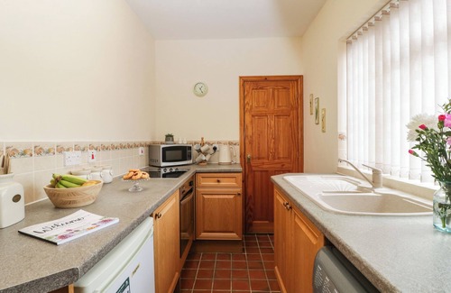 Blaisdon Cottage | WHITLOW LODGE ANNEX, romantic, with a garden in Huntley