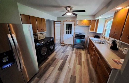 Dubuque House | Whole Home by Heritage Trail, quiet street, outdoor games