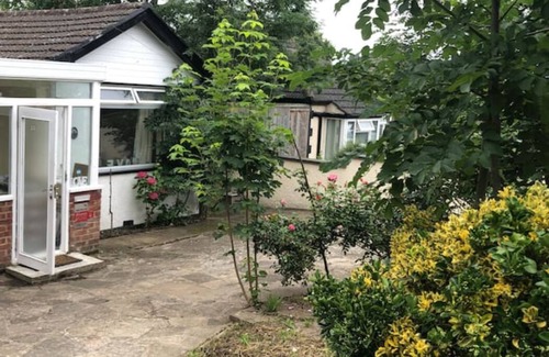 Cray Valley East House | Whole house cottage with parking and huge garden