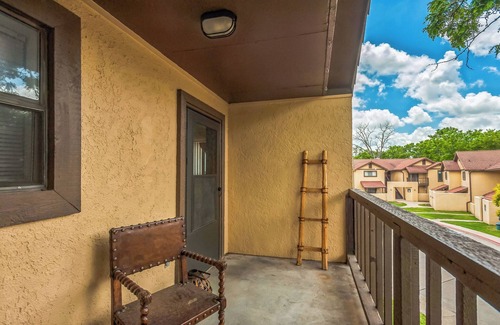 Wichita Apartment | Wichita Roots ~ Midwestern Charm Good WiFi Parking Terrific apartment Book Now!