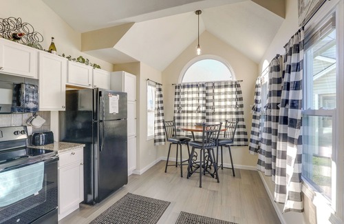 Greenwich House | Wichita Townhome w/Patio: 9 Mi to Downtown!
