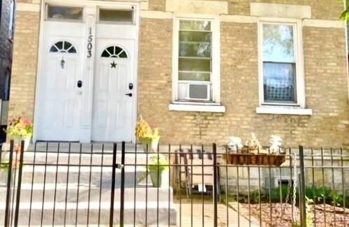 Noble Square Apartment | Wicker Park 2Bdrm Near Downtown & Salt Shed Weekend Special 219.00 Sept 8-10