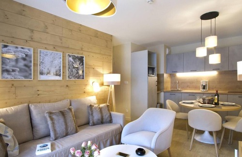 Eclose-Est Apartment | Wifi, at the foot of shops, fitness, swimming pool, sauna, hammam, balcony, parking, tv, ski locker