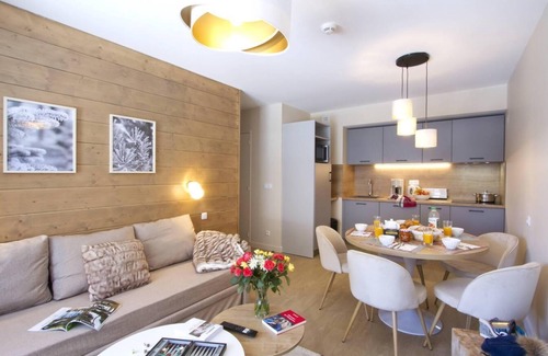 Eclose-Est Apartment | Wifi, at the foot of shops, fitness, swimming pool, sauna, hammam, balcony, parking, tv, ski locker