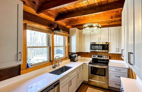 Heidelberg Cabin | WiFi, Hot Tub & Pets - Soulshine - Wooded Retreat in Red River Gorge, Kentucky!