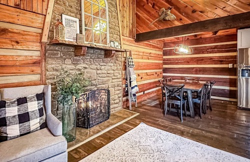 Heidelberg Cabin | WiFi, Hot Tub & Pets - Soulshine - Wooded Retreat in Red River Gorge, Kentucky!