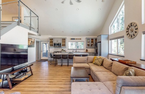 Alta House | Wilderness retreat with hot tub & balcony access