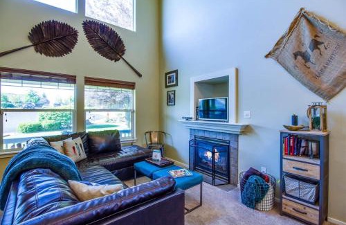 Boyd Acres House | Wildflower Getaway HALF acre yard firepit hot tub bikes Dogs OK