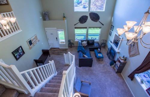 Boyd Acres House | Wildflower Getaway HALF acre yard firepit hot tub bikes Dogs OK