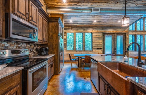 Broken Bow Cabin | WILL HIKE FOR TACOS luxury spacious cabin, cozy, quiet, amazing deck. sleeps 8
